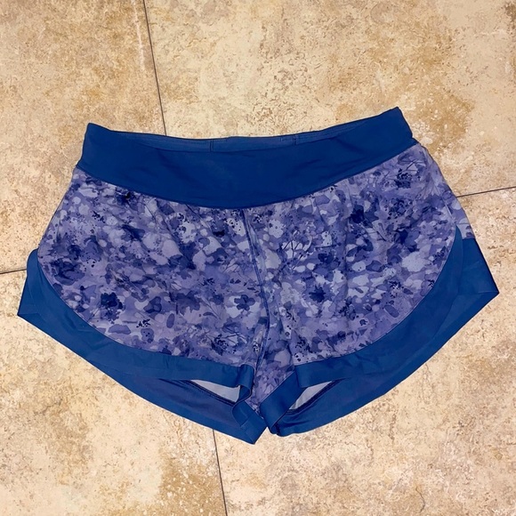 •LULULEMON•Calm Tide Run Short 2.5” Dapple Blossom Rare Find - Picture 4 of 7
